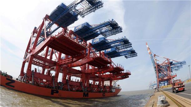 Containerbrücken an Bord eines Schiffs