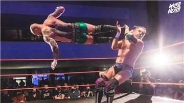 Spektakuläre Kampfszenen, ohne sich wirklich ernsthaft zu prügeln – das sie das Konzept beim Wrestling. Die Mitglieder von „Unlimited Wrestling“ eifern ihren großen Vorbildern aus Amerika nach.