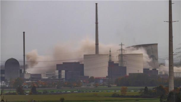 Bilder des Tages Spektakuläre Sprengung in Gundremmingen: Kühltürme des AKW kollabieren in sich zusammen