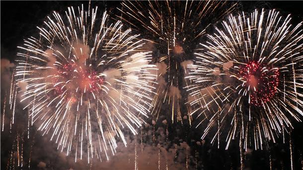 Spektakuläres Höhenfeuerwerk wird es dieses Silvester nirgendwo geben. Kleinstfeuerwerk wie Wunderkerzen und Knallerbsen, die ganzjährig erworben werden können, dürfen dagegen überall verwendet werden.