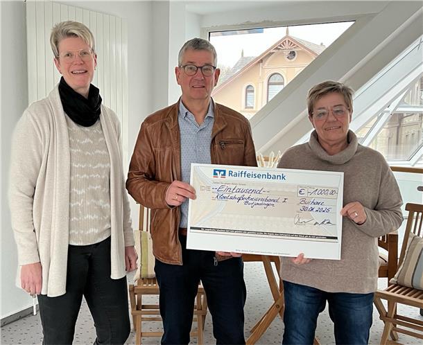 Spende für die Klootschießer: Geschäftsführerin Sabine Poerschke (rechts) und Vereinsvorsitzender Hartmut Albers freuten sich über den symbolischen Scheck, den Ivonne Harfst ihnen überreichte.