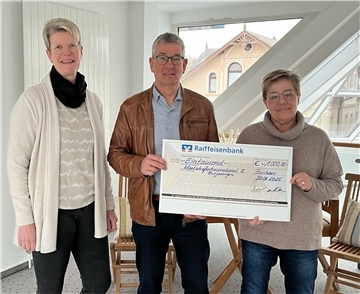 Spende für die Klootschießer: Geschäftsführerin Sabine Poerschke (rechts) und Vereinsvorsitzender Hartmut Albers freuten sich über den symbolischen Scheck, den Ivonne Harfst ihnen überreichte.