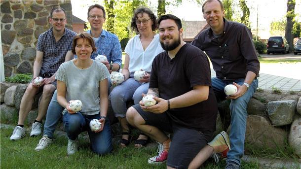 Spendenaktion mit Sparschweinen beim Förderverein für die evangelische Jugend: v.l: Pastor Volker Michaelsen, Wiebke Eckhoff, Herfried Müller, Kathrin Müller, Ole-Johannes Neumann, Manfred Bösch