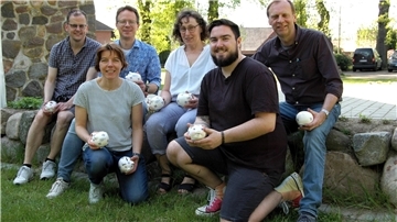 Spendenaktion mit Sparschweinen beim Förderverein für die evangelische Jugend: v.l: Pastor Volker Michaelsen, Wiebke Eckhoff, Herfried Müller, Kathrin Müller, Ole-Johannes Neumann, Manfred Bösch