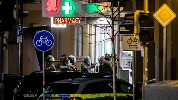 Spezialeinsatzkräfte der Polizei stürmen die Apotheke.