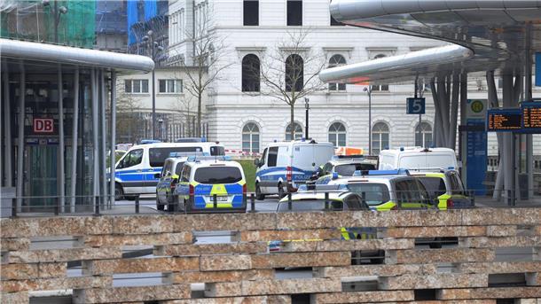 Spezialkräfte der Polizei haben im Wuppertaler Hauptbahnhof einen Mann aus einem Zug geholt und festgenommen.