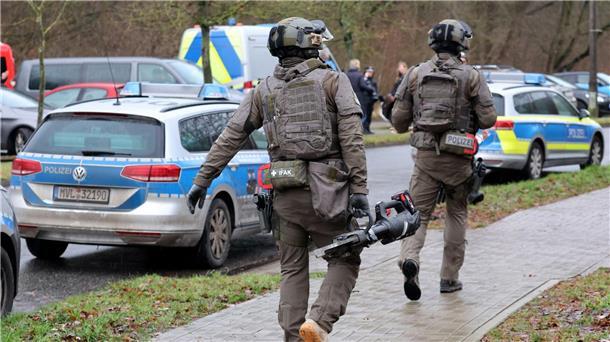 Polizei-Großaufgebot beendet Widerstand gegen Abschiebung Spezialkräfte der Polizei waren am Morgen mit Rammbock und Kettensäge angerückt.