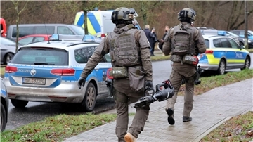 Spezialkräfte der Polizei waren am Morgen mit Rammbock und Kettensäge angerückt.