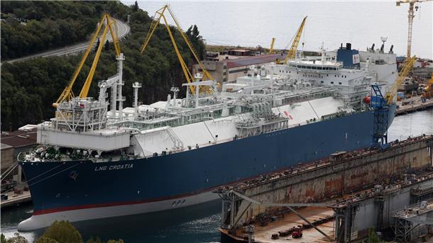 Spezialschiffe wie die LNG Croatia - hier in Kroatien fotografiert - könnten bald die Anlandung von Flüssiggas in Wilhelmshaven ermöglichen.