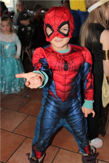 Spider-Man war auch dabei: Die kleinen Wehdeler Jecken feierten bereits ausgelassen bei der Kindermaskerade. Die großen Narren folgen am Sonnabend nach dem Umzug mit DJ-Partys im Bereich TSV-Sportheim und auf dem Saal der „Freeway Riders“.