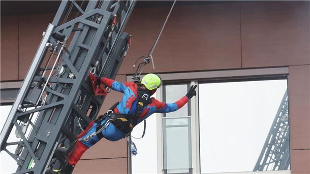 Nikolaus und Superhelden bringen Geschenke Spiderman begrüßt die Kinder der Krankenstation im SRH Waldklinikum in Gera.