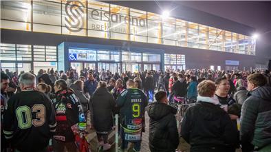 Spielabbruch! Nach dem ersten Drittel der Partie Fischtown Pinguins gegen ERC Ingolstadt musste die Eisarena Bremerhaven geräumt werden.