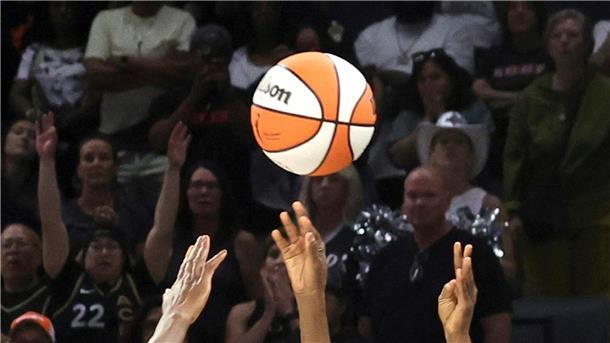 Dildos beim Frauen-Basketball: WNBA-Spiel erneut gestört Spiele der WNBA wurden zuletzt mehrfach gestört - durch aufs Spielfeld geworfenes Sexspielzeug.