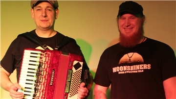 Spielen irischen und schottischen Folk: Die Moonshiners.