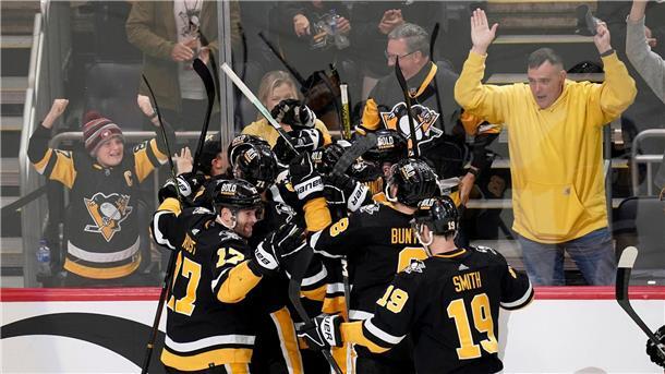 Spieler der Pittsburgh Penguins feiern nach einem Tor ihres Mannschaftskollegen Erik Karlsson in der Verlängerung. Traurige Verlierer in dem NHL-Playoff-Rennen: Moritz Seider und seine Detroit Red Wings.
