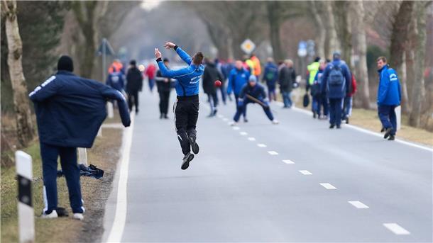 Spieler laufen während der Liga-Begegnung in Boßeln den rollenden Spielkugel hinterher.