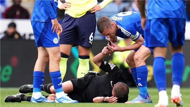 Spieler nutzt Schiedsrichterpfeife - und das ungestraft: Jamie Vardy unterbrach stellvertretend für den am Boden liegenden Offiziellen David Webb die Partie.