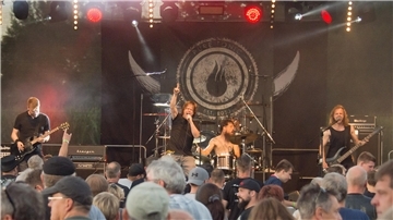 Spielfreude ist garantiert: Pure Tonic vor heimischer Kulisse im Sommer 2022 bei einem Konzert in Ohrel.