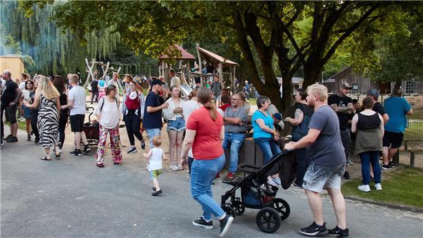 Spielgeräte auf dem Zoo-Spielplatz und eine Hüpfburg wurden bis kurz nach Einbruch der Dämmerung von den jungen Besuchern in Beschlag genommen. Foto: Koppe