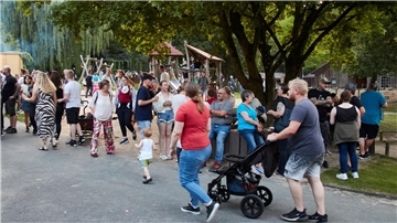 Spielgeräte auf dem Zoo-Spielplatz und eine Hüpfburg wurden bis kurz nach Einbruch der Dämmerung von den jungen Besuchern in Beschlag genommen. Foto: Koppe
