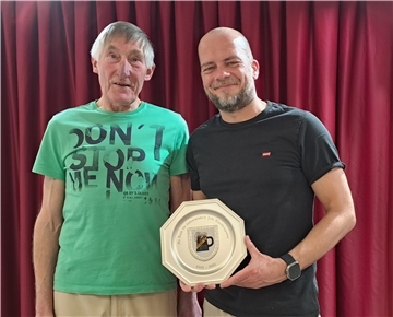Spielleiter Wilfried Lütje konnte den langjährigen Theaterspieler Mark Noetzelmann kürzlich mit einem Wappenteller ehren. 