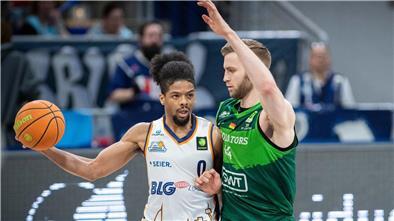 Aaron Cook in einem Spiel der Eisbären Bremerhaven in Aktion.