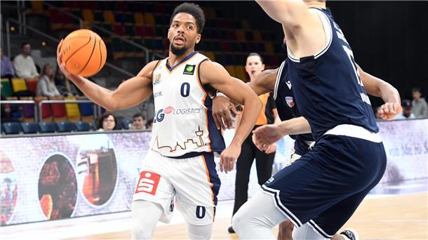 Spielmacher Aaron Cook (links) war Topwerfer der Eisbären beim Sieg gegen die ART Giants Düsseldorf. Zudem steuerte er zwölf Assists und fünf Steals bei.