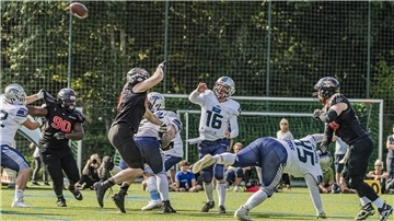 Spielmacher Jannic Holtermann (Nummer 16) wurde von den Osnabrückern oft so unter Druck gesetzt, dass der Seahawks-Quarterback die Pässe nicht wie gewünscht zu den Receivern werfen konnte.