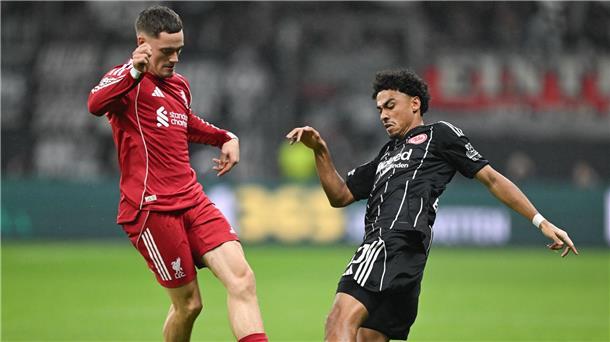 Liverpool-Lektion mit Wirtz: „Nummer zu groß“ für Frankfurt Spielte sich selbst aus und Eintracht Frankfurt um Nathaniel Brown (r) noch tiefer in die Krise: Liverpools Florian Wirtz (l).