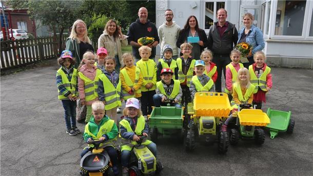 Spielzeug und eine Geldspende wurden nun an den Esenshammer Kindergarten überreicht. Foto: privat