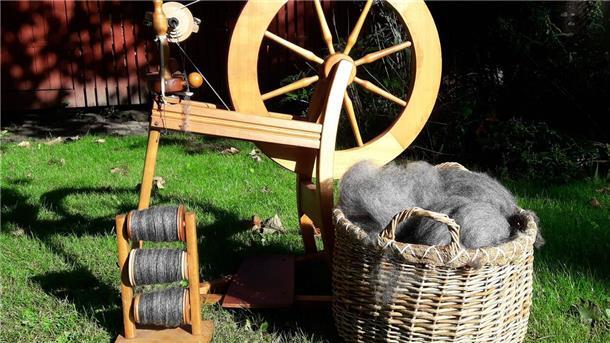 Spinnrad und Wolle dürfen beim Wollmarkt in Midlum natürlich nicht fehlen.