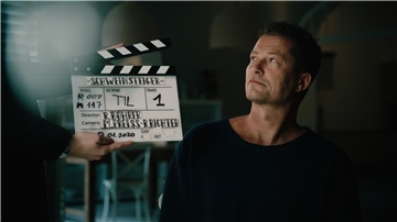 Spitzbubenlächeln auch am Filmset: Til Schweiger produzierte den Film „Schweinsteiger: Memories – Von Anfang bis Legende“, der ab Freitag im Streamingdienst Amazon Prime zu sehen ist. Foto: Amazon