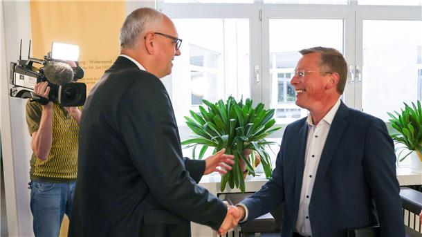 SPD und CDU in Bremen sondieren große Koalition Spitzenkandidat Frank Imhoff (CDU) und Bürgermeister Andreas Bovenschulte (SPD) begrüßen einander vor Beginn der Sondierungsgespräche zwischen beiden Parteien.
