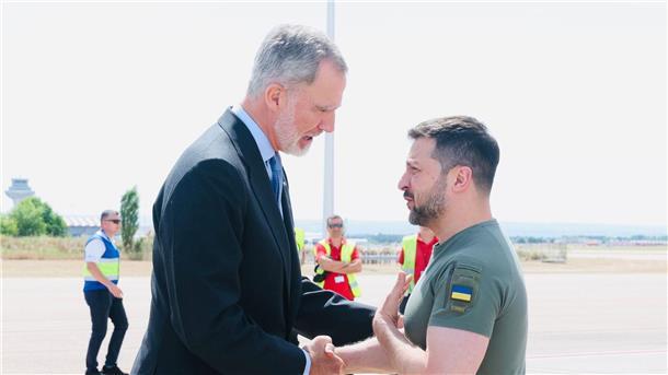 Selenskyj-Besuch: Spanien sichert Ukraine Milliardenhilfe zu Spniens König Felipe VI. begrüßt den ukrainischen Präsidenten Wolodymyr Selenskyj.