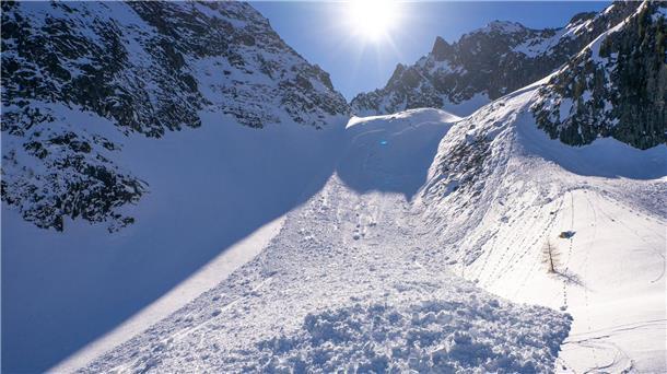 Nach Unglück in Zermatt: Lawinengefahr weiter groß Spontane Lawinen in der Höhe können in mittleren Lagen auch nassen Altschnee mitreißen (Symbolbild).