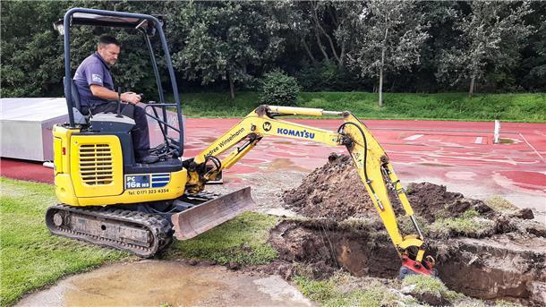 Baggerarbeiten an einem Sportplatz