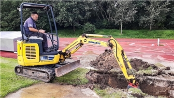 Baggerarbeiten an einem Sportplatz