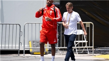 Sportdirektor Christoph Freund (r) und Trainer Vincent Kompany in Charlotte.