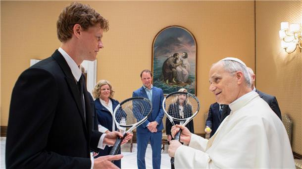 Bizeps, Tattoo und Soutane: Moderne Gesichter der Kirche Sportfan: Leo XIV. empfing den jungen Tennisstar Jannik Sinner zu einer seiner ersten Audienzen. (Archivbild)