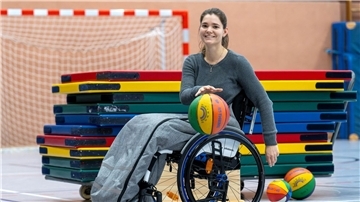 Sportlehrerin Sina Wiedemeier in der Turnhalle ihrer Grundschule im Landkreis Cuxhaven.