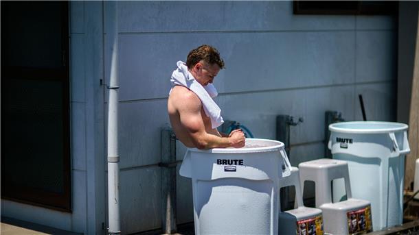 Macht ein Eisbad Sportlerinnen schneller wieder fit? Sportlerinnen und Sportler nehmen nach dem Training manchmal ein Eisbad, um Muskelkater vorzubeugen.
