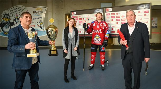 Sportstadtrat Paul Bödecker (rechts) und Jens Ennen (links) vom Magistrat ehren Rike Jürgens und die Fischtown Pinuins - hier Kapitän Mike Moore - als Sportler des Jahres 2019.