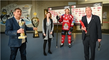 Sportstadtrat Paul Bödecker (rechts) und Jens Ennen (links) vom Magistrat ehren Rike Jürgens und die Fischtown Pinuins - hier Kapitän Mike Moore - als Sportler des Jahres 2019.