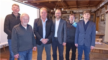 Sechs Männer stehen nebeneinander