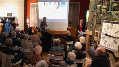 Besucher hören den Vortrag der Sprachforscherin Tatjana Scheffler bei der Goethe-Gesellschaft in Nordenham.