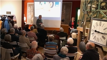 Besucher hören den Vortrag der Sprachforscherin Tatjana Scheffler bei der Goethe-Gesellschaft in Nordenham.