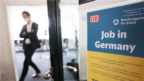 Sprachkurse tragen mittel- und langfristig zur Erhöhung der Erwerbstätigkeitsquoten Geflüchteter bei, heißt es vom IAB.