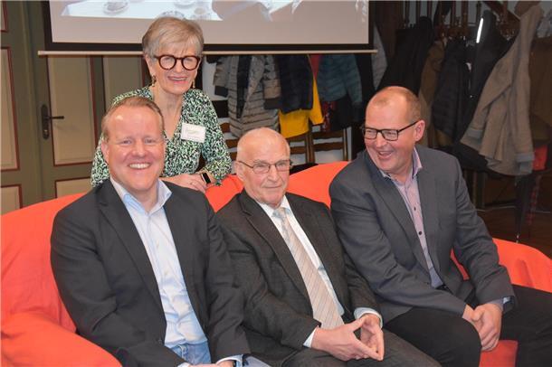 Sprechen auf dem roten Sofa über die Belange älterer Mitbürger: Samtgemeindebürgermeister Jörn Keller (links), sein Vorgänger Stefan Tiemann (rechts), die Seniorenbeiratsvorsitzende Jutta Fettköter und das ehemalige Beiratsmitglied Herbert Köhn. 
