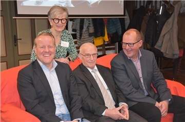 Sprechen auf dem roten Sofa über die Belange älterer Mitbürger: Samtgemeindebürgermeister Jörn Keller (links), sein Vorgänger Stefan Tiemann (rechts), die Seniorenbeiratsvorsitzende Jutta Fettköter und das ehemalige Beiratsmitglied Herbert Köhn. 