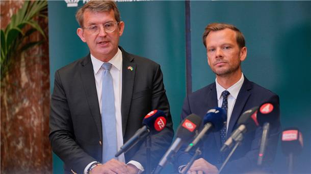 „Hybrider Angriff“ mit Drohnen auf dänische Flughäfen Sprechen von einem „hybriden Angriff“: Dänemarks Verteidigungsminister Troels Lund Poulsen und Justizminister Peter Hummelgaard.